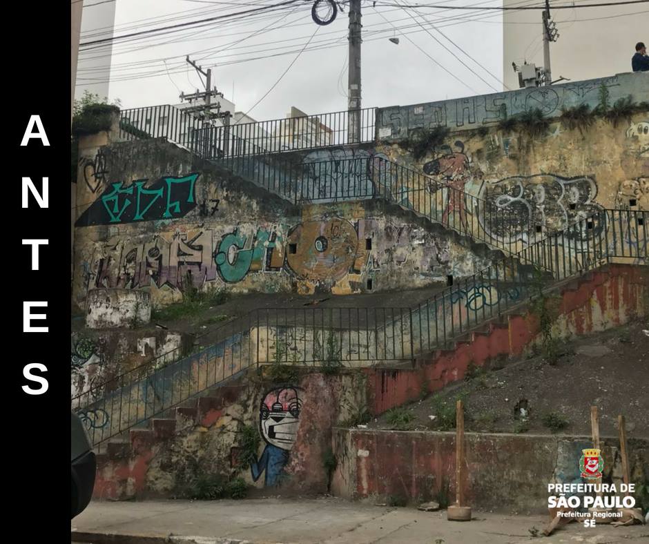 Escadaria do bairro da Liberdade antes da revitalização